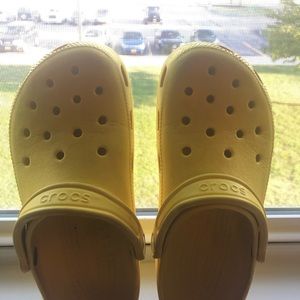 YELLOW CROCS W/ CHARMZ